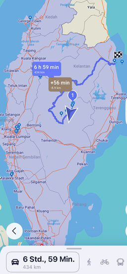 Heute steht unsere längste Tour an—434km und laut Navi soll man mit Auto dafür knapp 7 Stunden brauchen-wir müssen schneller sein, denn die letzte Fähre zu den Inseln geht um 16 Uhr
Um 8 Uhr werden wir von unserer Unterkunft abgeholt, so brauchen wir das schwere Gepäck nicht zu schleppen
Mit in unserem Van ist eine Familie aus Frankreich mit Sohn—alle sprechen kaum Englisch, aber auch sie kommen durch sie Welt.
Es ist erstaunlich, wie viele Familien hier mit Rucksack unterwegs sind. Die meisten tatsächlich aus Frankreich und Holland-Wir haben Familien mit 3 oder 4 kleinen Kindern unter 8 Jahren getroffen. Wie ich schon oft bemerkt habe, sind diese Kinder sehr entspannt und zufrieden
Wir starten fast pünktlich und der Fahrer legt sich tüchtig ins Zeug - mit anderen Worten: er rast! Aber die Straßen sind gut und wenig befahren.
