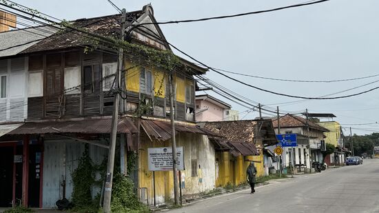 Wir machen 2 Stopps—unter anderen auch einen Fahrzeug- und Fahrerwechsel-dann einen weiteren um am ATM noch Geld zu holen, denn auf den Inseln gibt es keine Geldautomaten—schon um 15.15Uhr erreichen wir den Hafenort „Kuala Besut“