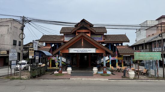 Hier geht es typisch indonesisch bzw malaysisch zu….alles wirkt chaotisch, aber man ist mega entspannt und wieder super organisiert - alle Namen stehen auf den richtigen Listen.
Da wir ja noch etwas Zeit haben, wage ich eine Flasche „ISO 100“ zu trinken
Mein Körper nimmt es dankbar an und behält es—hurra!