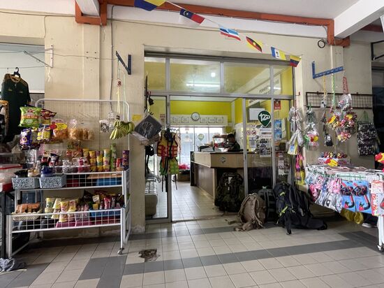 Hier wird einiges verkauft—Obst, Getränke und Klüngelkram…