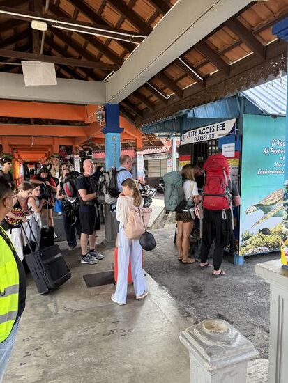 Wir treffen 2 Familien aus Frankfurt die schon das 2. Mal zusammen mit ihren Kindern in Asien unterwegs sind-letztes Jahr waren sie zusammen auf Sumatra-die 4 Mädels verstehen sich sehr gut