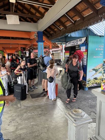 Nach einem kurzen Smalltalk gehts dann Richtung Boot—
Jetzt müssen wir noch einmal den Eintritt für den Nationalpark (15MYR p.P.) bezahlen - dann noch mal irgendeine Gebühr von 5MYR p.P. Und dann dürfen wir auf den Bootssteg