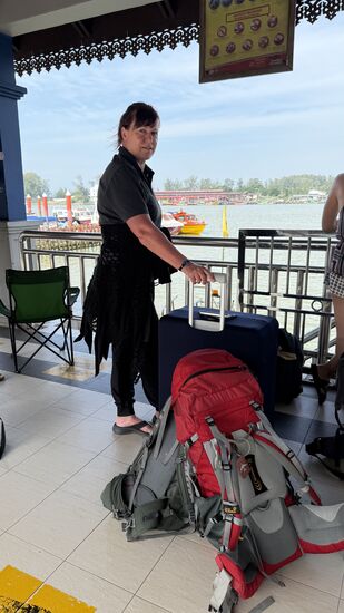 Das habe ich mir doch anders vorgestellt—ich dachte wir fahren mit einer großen Fähre zu den Inseln, aber tatsächlich werden alle in unterschiedliche Speedboote gesetzt!