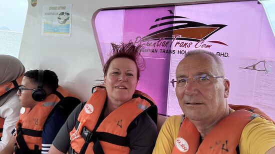 Und dann gehts los! Ich kenne das ja von früheren Touren—das Boot rast teuflisch schnell über die Wellen und klatscht einige Mal heftig auf, sodass es sich anfühlt, als wenn man durch riesige Schlaglöcher fährt—wenn man eine ungünstige Haltung einnimmt, kann das den Tod einer Bandscheibe bedeuten 