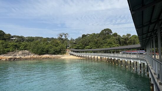 Am Steg werden wir willkommen geheißen und wir werden samt Gepäck in einen Buggy verfrachtet