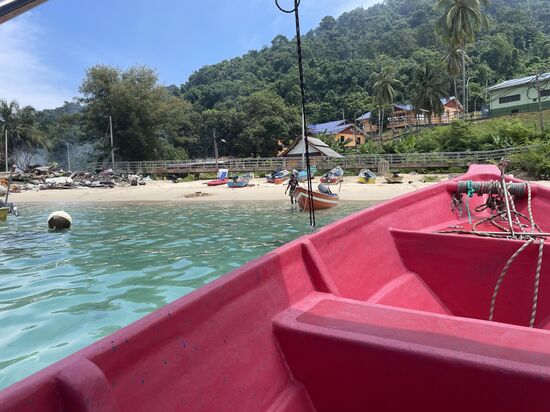 Wir schnappen uns ein Wassertaxi und lassen uns für 15 MYR p.P. zum „Fisherman Village“ fahren