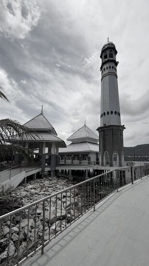 Hier erwartet uns eine „Floating Mosque“ -