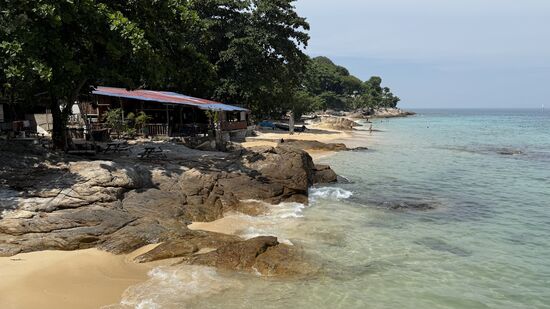 Direkt neben unserem Hotel gibt es diesen kleinen „Warung“ mit dem Namen „Rose-marry“ den werden wir bei Gelegenheit mal testen