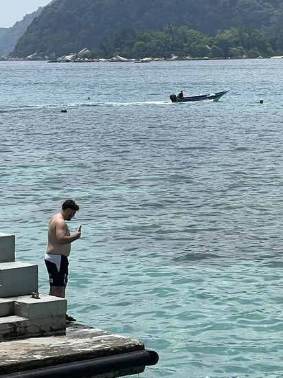 …und dieser junge Mann läuft halbnackt durch die Moschee—hier ist man sehr tolerant 