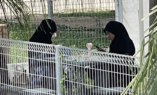 Die Dame links ist bis auf die Augen komplett verhüllt….