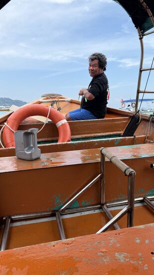 Er nickt—ich denke, er freut sich über das unerwartete Geschäft…