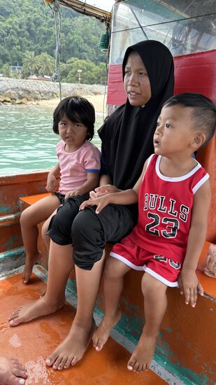 Alle steigen nun mit ins Boot: Tochter, die Enkelkinder…