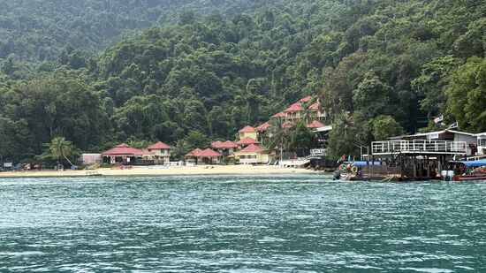 Auf diesem Fischerboot schippert man gemächlich—nicht so ungemütlich wie auf den Speedbooten. So können wir noch einige schöne Resorts bewundern