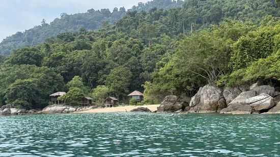Da wir nun fast die ganze Insel umrunden, sehen wir wirklich viele versteckte Unterkünfte