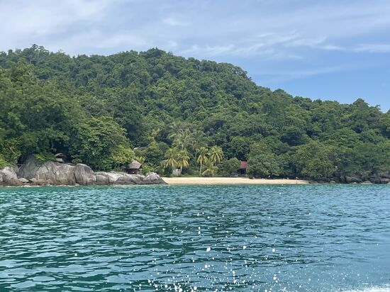 …mit dem glasklaren Wasser…