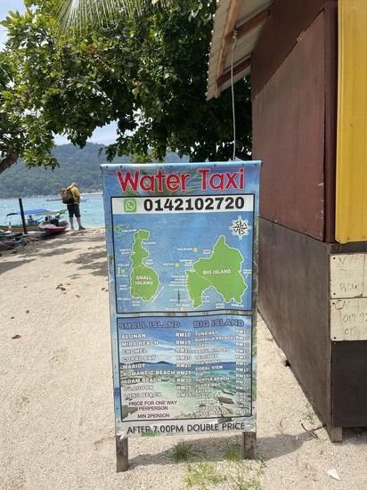 Auch hier gibt es wieder Angebote der „Wassertaxen“ - Natürlich werden überwiegend Schnorcheltouren verkauft—das ist ja hier auch das wahre Unterwasserparadies
Alle Preise für die einzelnen Strecken sind hier aufgeführt—die Strecke zum Mariott kostet z.B. 25 MYR
Die Strecke zurück zum Longbeach kostet 15 MYR
Wir möchten direkt zum Mariott—aber hier ist gerade nicht viel los. Die meisten Tourhäuschen sind leer—