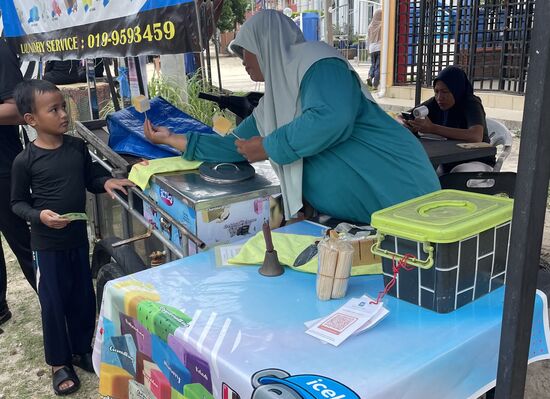 Hier gibt es dicke Eiswürfel 
In 10 verschiedenen Geschmacksrichtungen: Durian, Kokos, Minze, Vanille, Blaubeere…usw. uns erscheint Durian hier am heimischsten, so entscheiden wir uns dafür