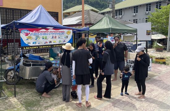 Ob groß oder klein—jeder holt sich hier ein Eis..