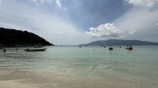 Weißer Sand und glasklares Wasser, trotz der vielen Boote