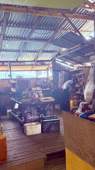 Beim bezahlen (insgesamt 8 Euro) darf Thomas auch mal in die Küche schauen 