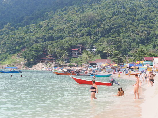 Am Longbeach erwartet uns das typische asiatische Gewusel. Hier sind ein paar Touris, einige Guesthouse, viele Tauchanbieter und unzählige Wassertaxi