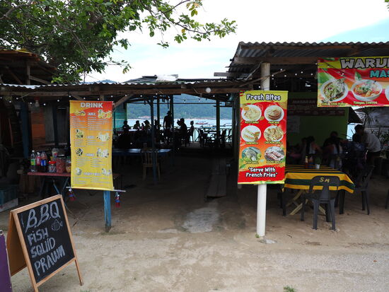 Ein Warung mit Blick aufs Meer 