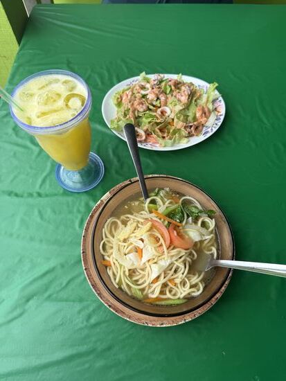 Dann nehmen wir mal einen kleinen Imbiss: Thomas eine Gemüsesuppe und ich einen Meeresfrüchtesalat.
Dazu frischen Mangosaft und O-Saft