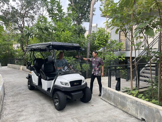 Die Anlage des „Marriott“ ist so weitläufig, dass hier ständig die E-Buggys rumfahren. Man winkt einfach und kann einsteigen. Die Fahrer haben sichtlich Spaß an diesem Job