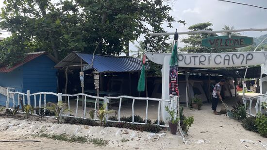 Wir zweigen heute an der Gabelung mal nach rechts ab und finden hier einen Backpacker-Campingplatz-der ist sehr Basic und hier gibt es unendlich viele Mücken, die sich sofort auf mich stürzen!