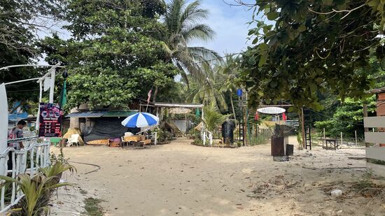 Aber sehr weitläufig und direkt am Strand—ein junges spanisches Pärchen begleitet uns zum Strand—sie spricht kein Wort englisch und er sogar deutsch, weil er ein paar Jahre in Leipzig lebte