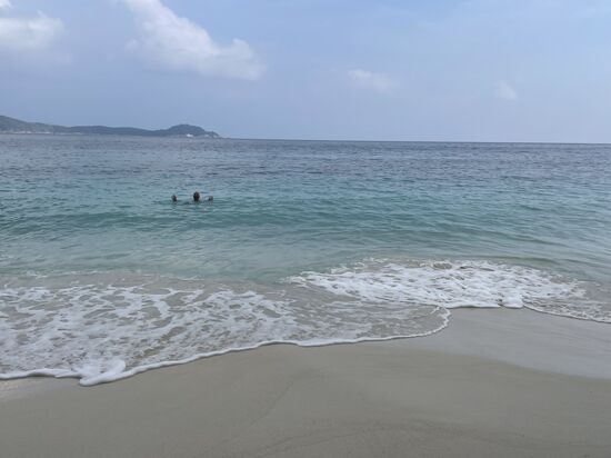 Mit den beiden Spaniern düsen wir zuerst zum „Turtle Beach“ der Junge hat Schnorchelsachen mit—das Mädel will auch nur schwimmen—Thomas genießt auch mal das klare Wasser 