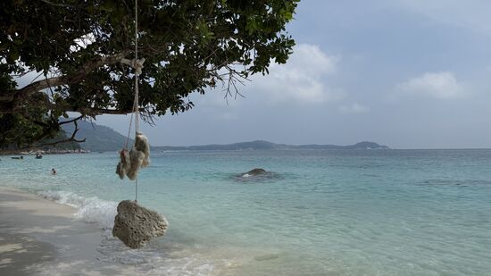 Der Beach ist klein, keine Verkäufer—nur Boote mit Schnorchelgästen