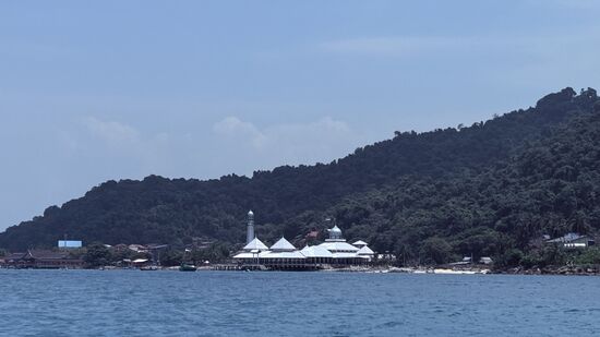 Auf dem Weg fahren wir an der engsten Stelle zwischen den beiden Inseln vorbei und sehen die „floating Mosque“