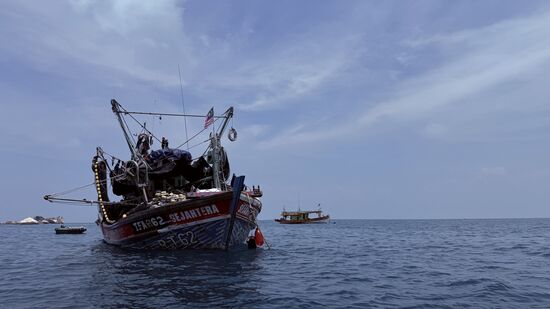 Hier - vor der Insel sind viele Fischerboote bei der Arbeit