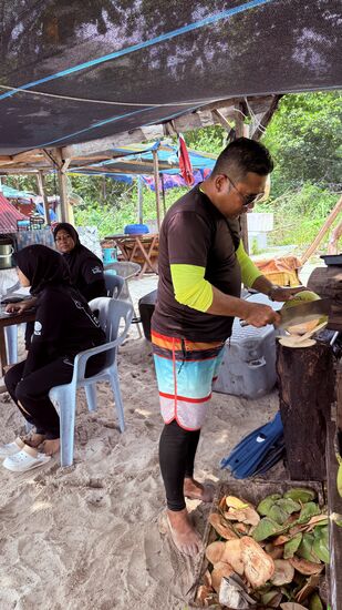 Am Strand ist viel los: einige Verkaufsstände und einige Gäste. Wir ordern uns eine Kokos zum trinken