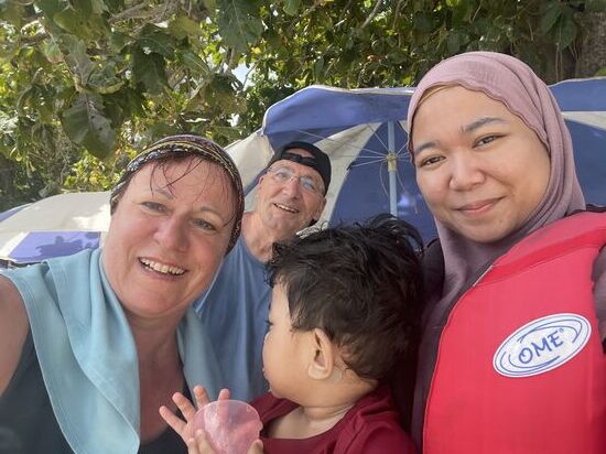 Schnell finden wir wieder Kontakt zu den Leuten hier 