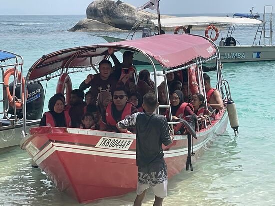 Ein ganzes Boot voll mit einer Familie, die sich alle über einen smalltalk mit uns freuen