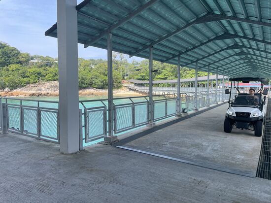 Wir steigen direkt wieder in einen der wartenden Buggys und dann verbringen wir noch ein paar Stunden am und im Pool