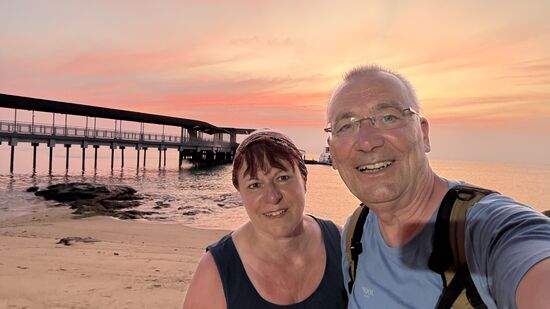 Die Sonne ging sehr weit oben über dem Wolken unter, sodass wir uns den Weg zum Strand sparen