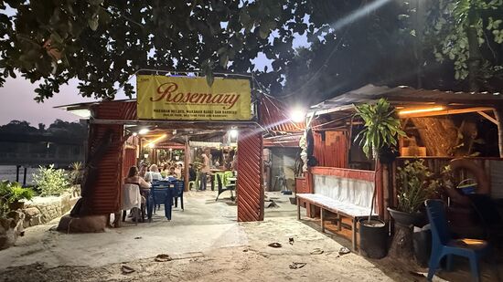 Zum Dinner gehts dann zu „Rosemary“ - sieht im dunkeln und mit Beleuchtung gleich viel freundlicher aus
Das Restaurant ist gut besucht—ich wette die meisten Gäste sind aus dem benachbarten Marriot