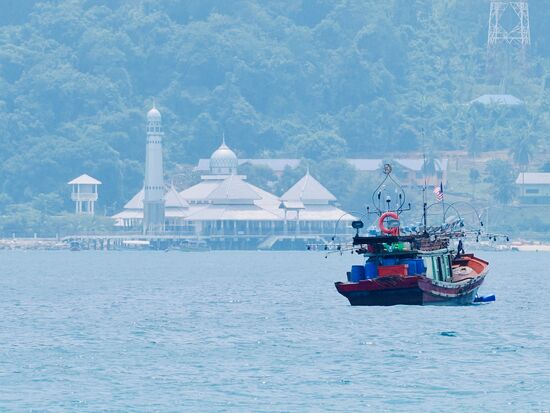 Auch von hier sehen wir im Hintergrund die Moschee auf „unserer“ Insel