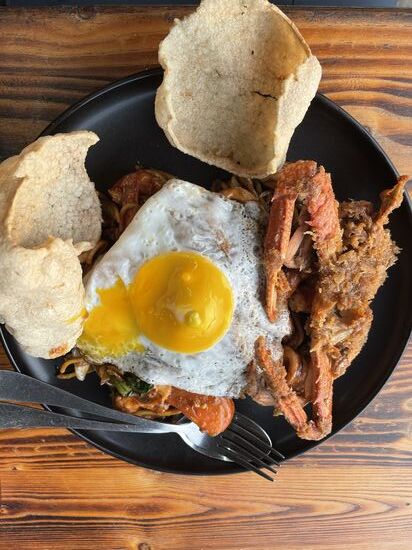 Ich esse Nudeln mit Meeresfrüchten und Thomas ähnliches mit Reis.
Beides schmeckt sehr gut