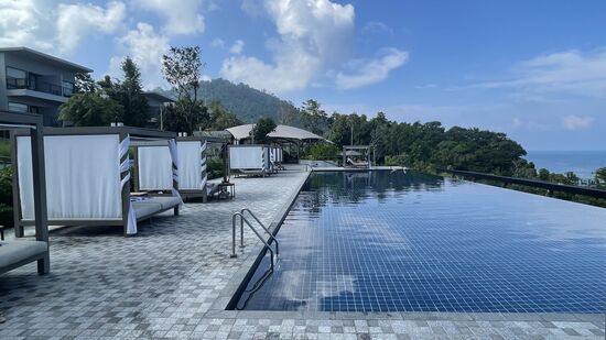 Schöne geschützte Balibetten , die man aber sehr zeitig mit Handtüchern reservieren muss 