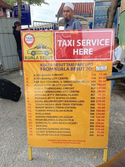 Im Hafen angekommen, gibt es sogar reihenweise Taxifahrer, die alle möglichen Touren auch für kleines Geld anbieten.
Schnell haben wir einen gefunden—und sind somit schon um 10 Uhr am Flughafen.
Wir haben also viel Zeit, denn unser Flug geht erst 14.50 Uhr 