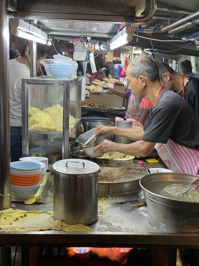 Wir stürzen uns noch mal in den Trubel um etwas zu essen.