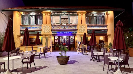 Mit einem großen Innenhof, der vor der belebten Straße geschützt ist