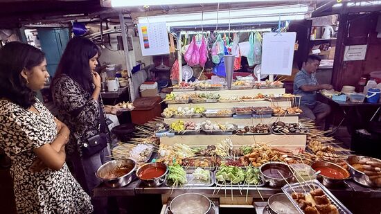 …und überall sind Menschenschlangen… hier gibt es Zutaten für den Hot Pot. Man erhält eine Schale, stellt sich alles zusammen, bezahlt und kann dann einen einem der Pots - die Vorne zu sehen sind - seine Zutaten entsprechend zubereiten.