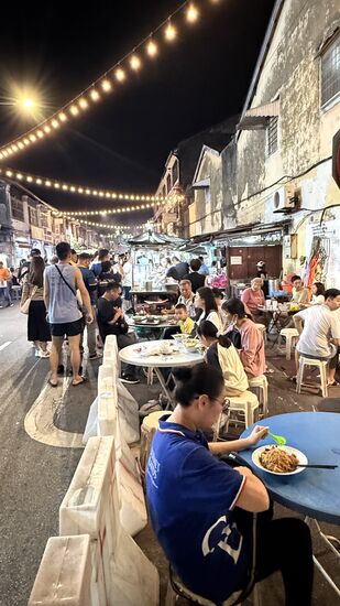 Ein Gedränge ohnegleichen—dazu fahren hier auch noch Autos im dichten Gedränge…