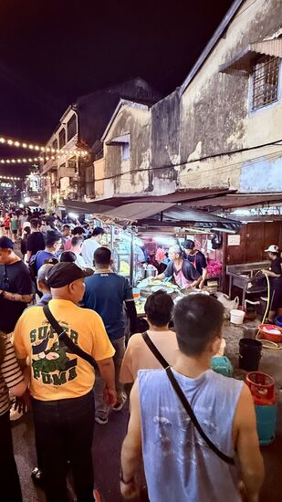 Wir holen uns ein paar Fleischspieße und Thomas noch eine Shawarma mit chicken