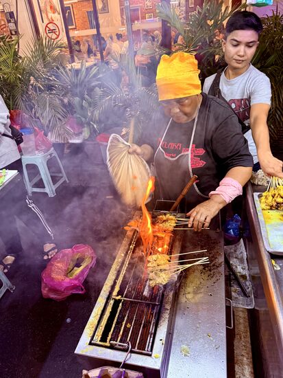 Hier gibt es die Fleischspieße—Muflon, Rind oder Huhn